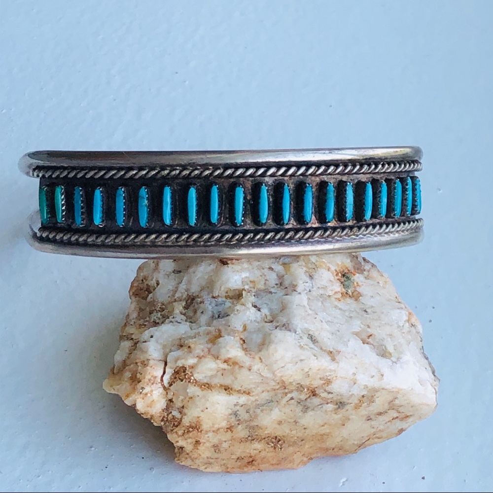 VTG ZUNI NEEDLEPOINT TURQUOISE NECKLACE, CUFF, RING, BROOCH/PENDANT & EARRINGS - Picture 13 of 17